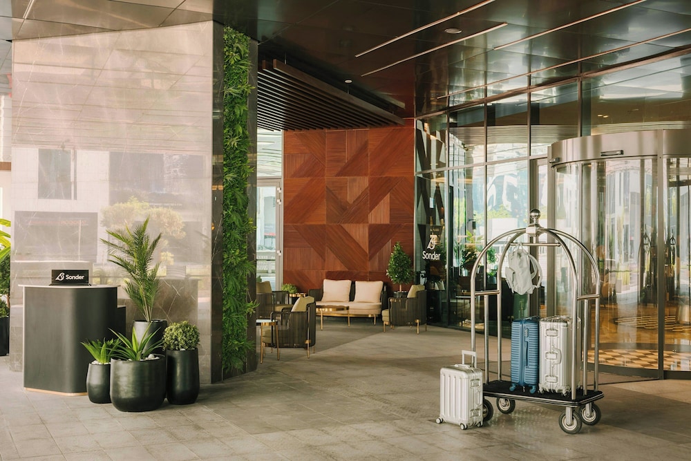 Aura Suites Downtown 7/48