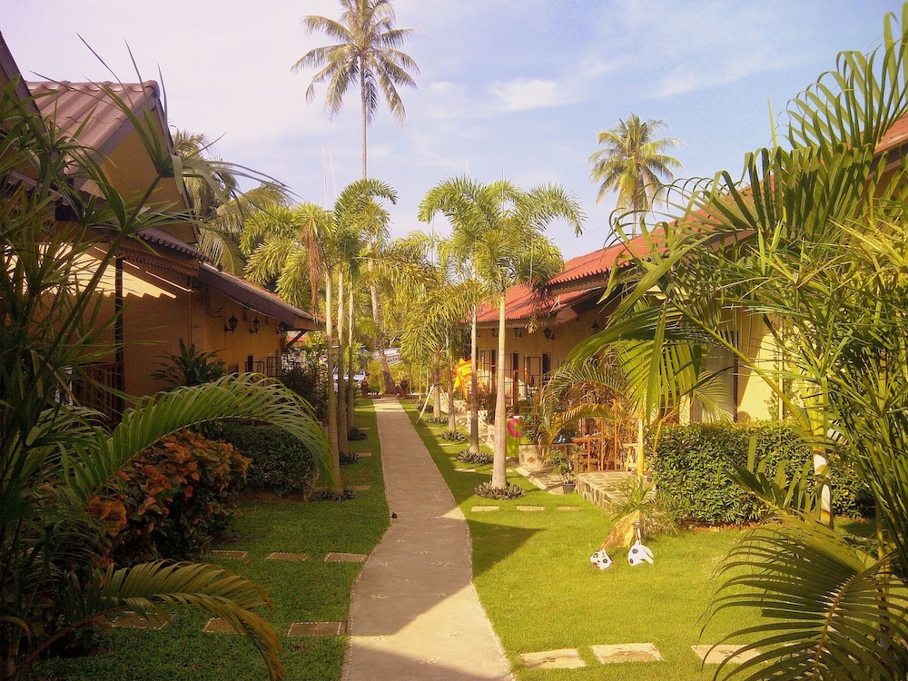 Paradise Bungalows 13/47