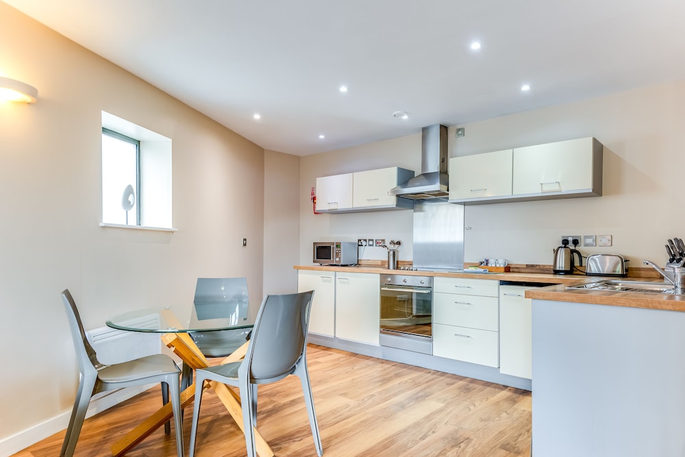 Roomzzz Leeds Headingley 40/49