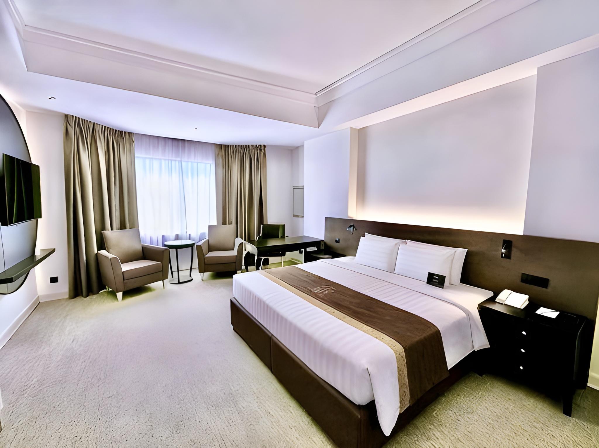 Prime, Family Suite, King and Twin Beds