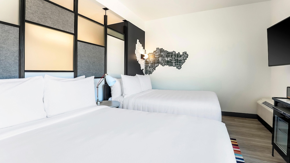 Aloft, 2 Queen Beds, Corner