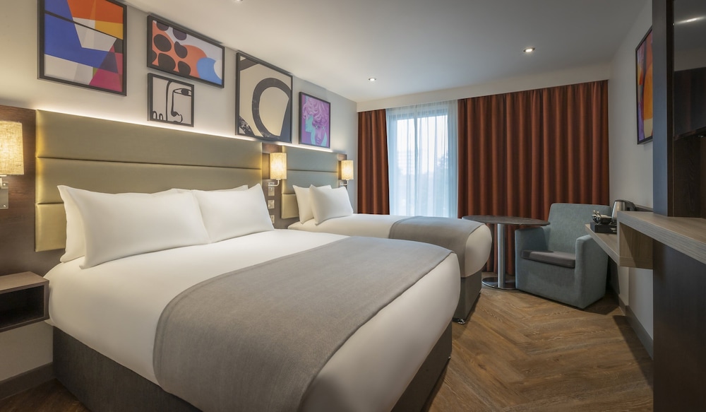 DELUXE, 1 DOUBLE AND 1 SINGLE BED