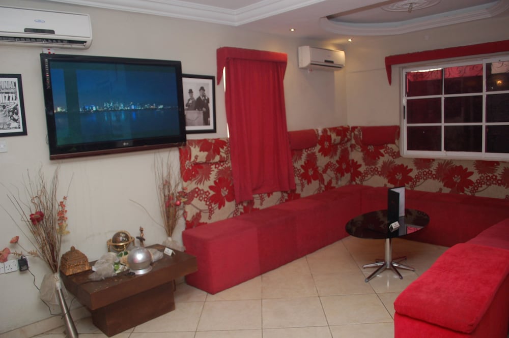 Dcove Hotel & Suites 13/16