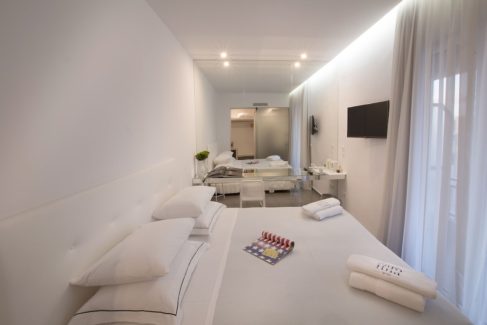 DELUXE, DOUBLE OR TWIN BED