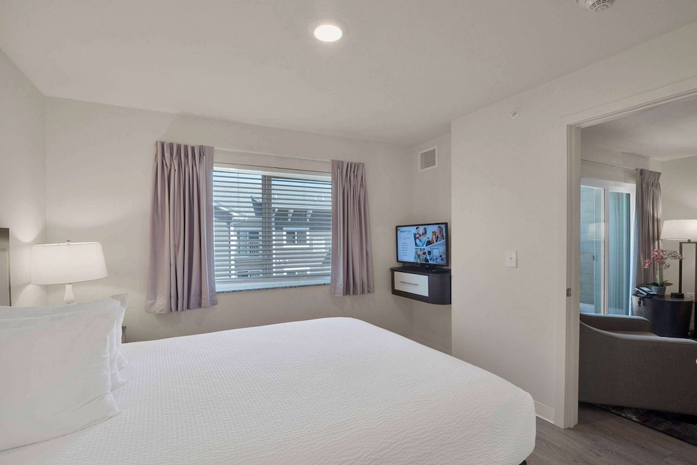 1 Bedroom, Suite, Queen Bed, Balcony