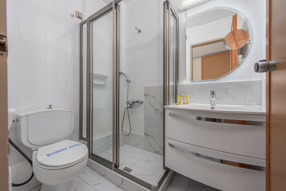 Dionysos Hotel Suites 62/68