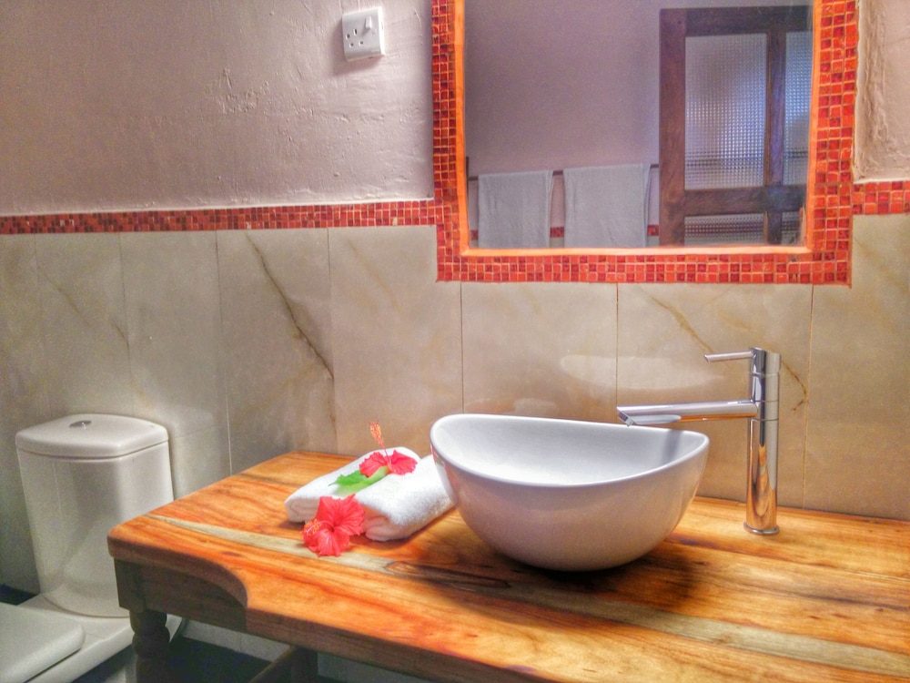 Sea View Lodge Boutique Hotel 72/76