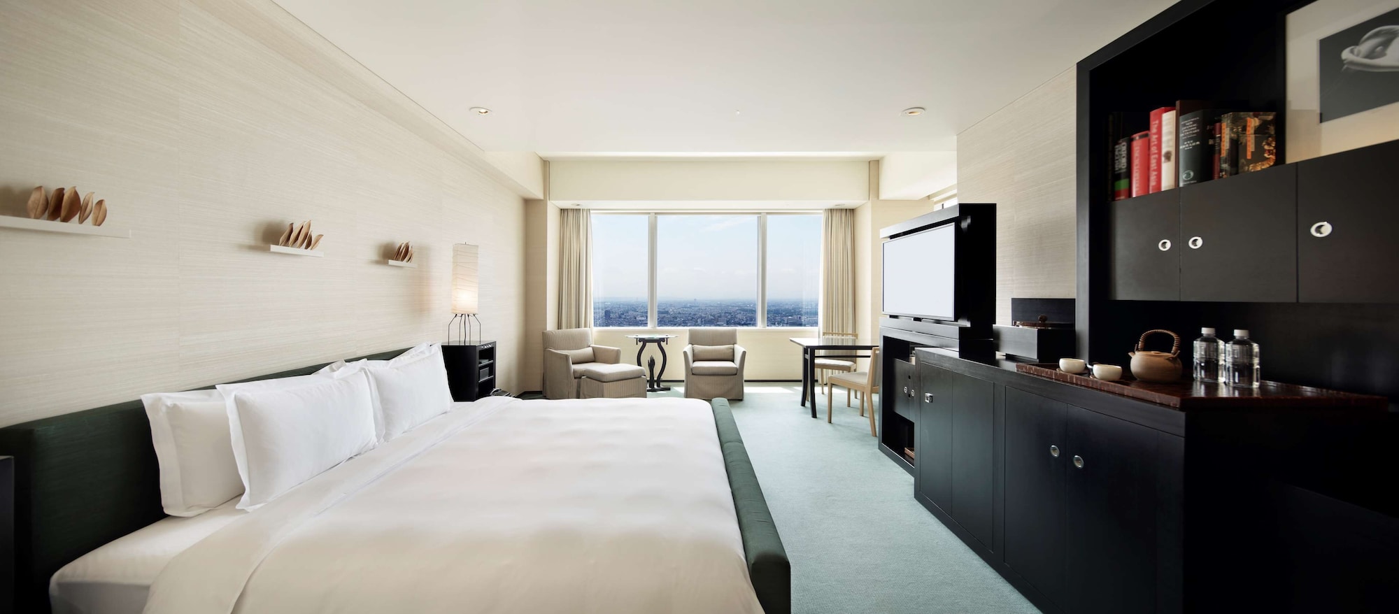 DELUXE, KING BED