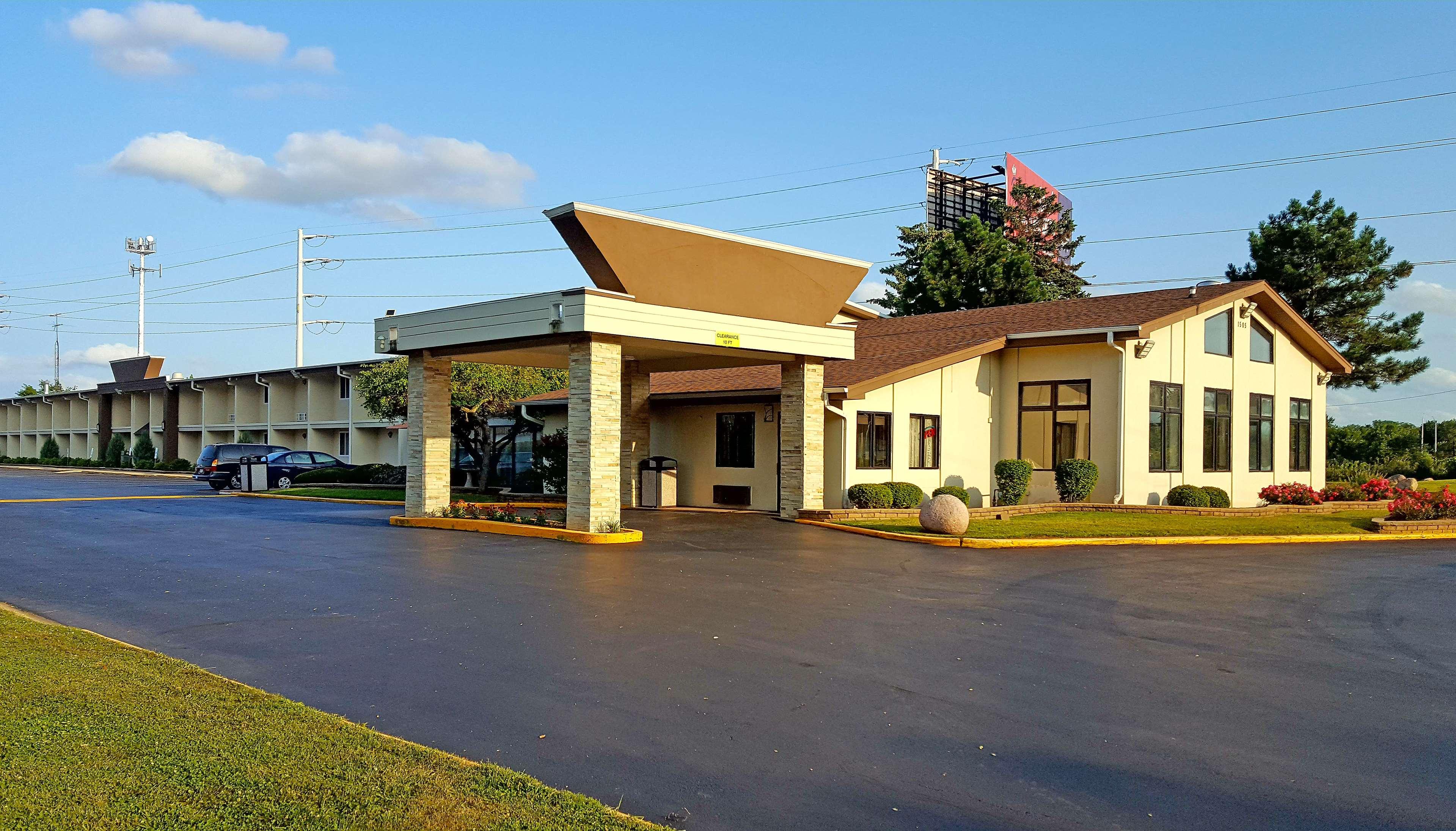 Lexington Inn And Suites-N.W. Chicago/Elgin 2/20