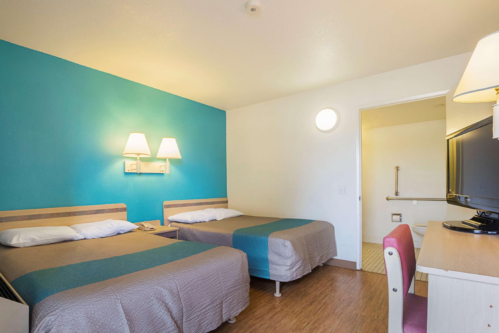 2 Full Beds - Non-Smoking