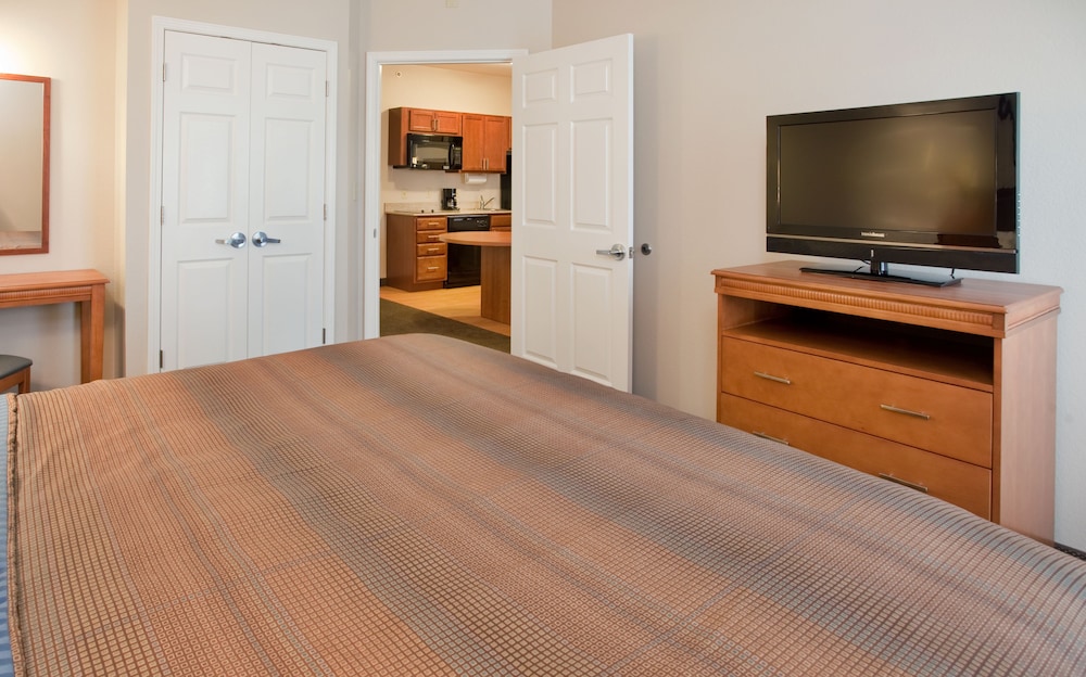 Candlewood Suites Kansas City Northeast 17/73
