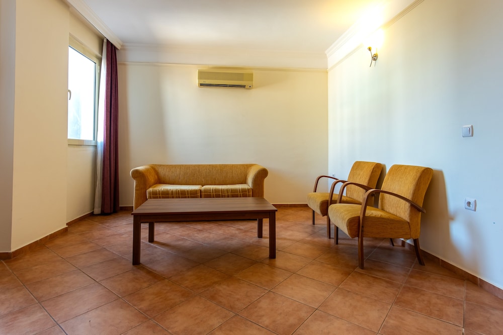 Caprice Beach Hotel 42/67