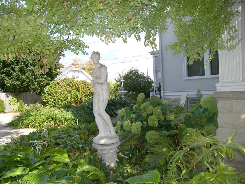 Alexander Mansion Historic Bed and Breakfast 40/48