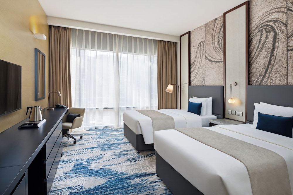 غرفة تنفيذية بسريرين منفصلين، Novotel Dubai Gold District 2/6
