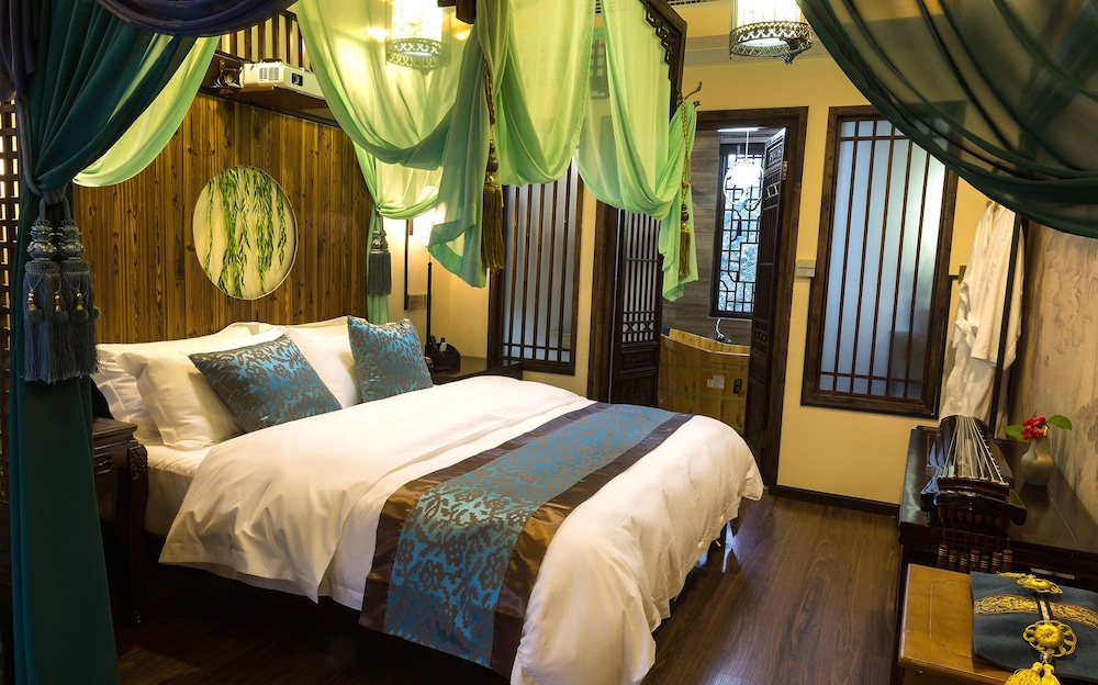 ROOM, DOUBLE BED, BATHTUB