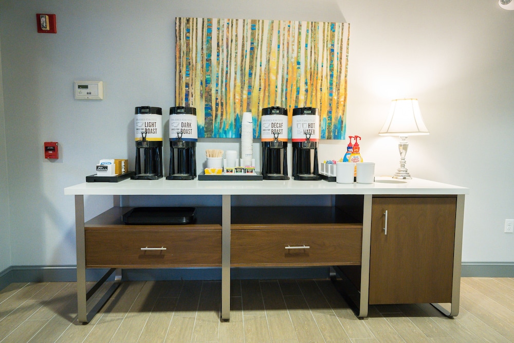 Lobby at HAMPTON INN CLARKS SUMMIT SCRANTON, CLARKS SUMMIT - PA