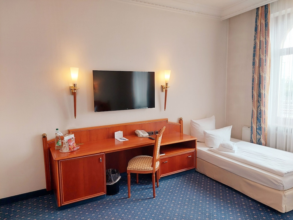 Bayerischer Hof Dresden 32/76