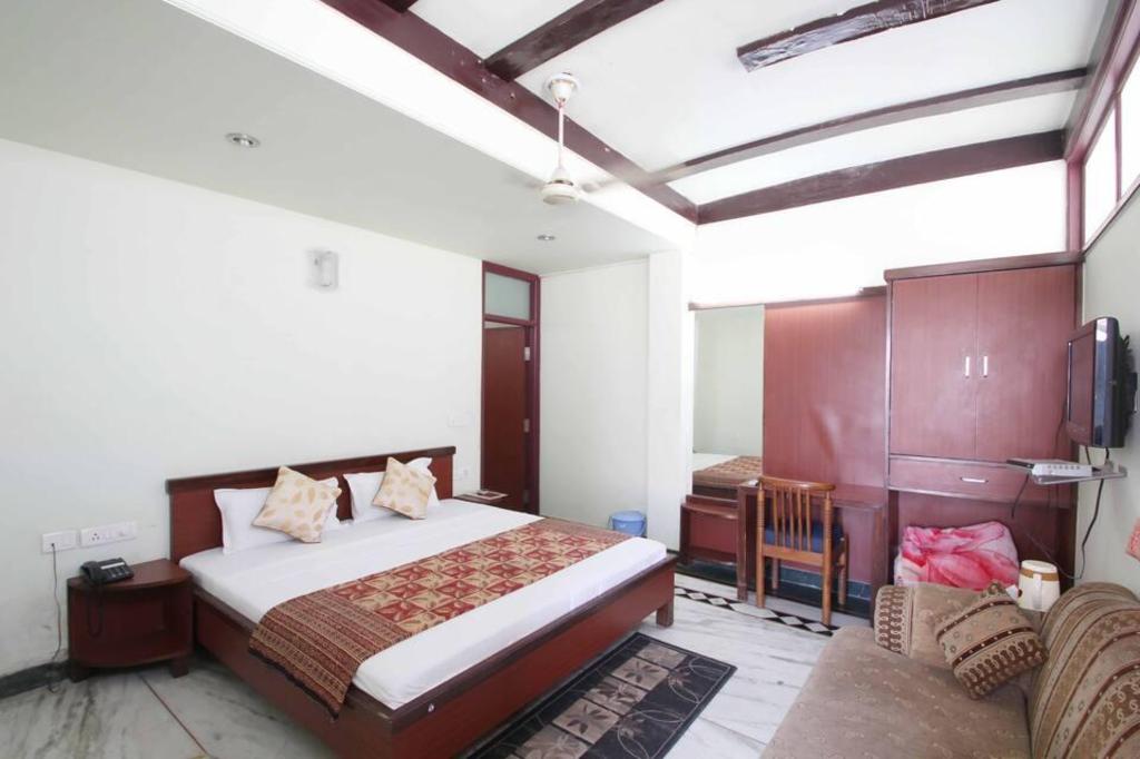 HOTEL S R PALACE 4/17