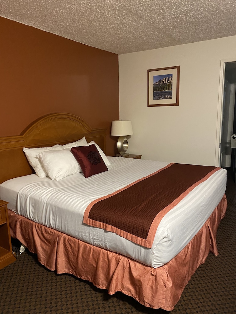 Ramada by Wyndham Medicine Hat 15/75