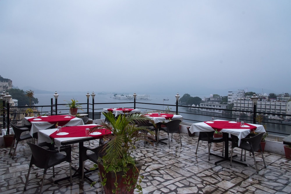 Oyo 10319 Hotel Pichola Haveli 15/16