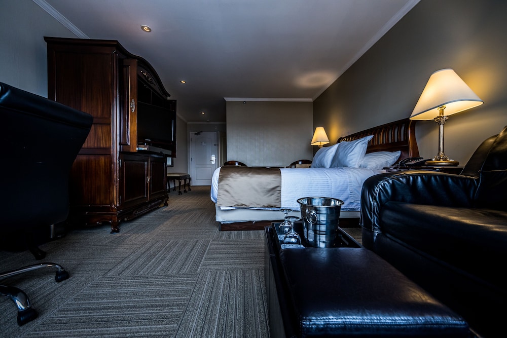 Superior, Queen Bed, Partial Lake View, Sofa, Balcony