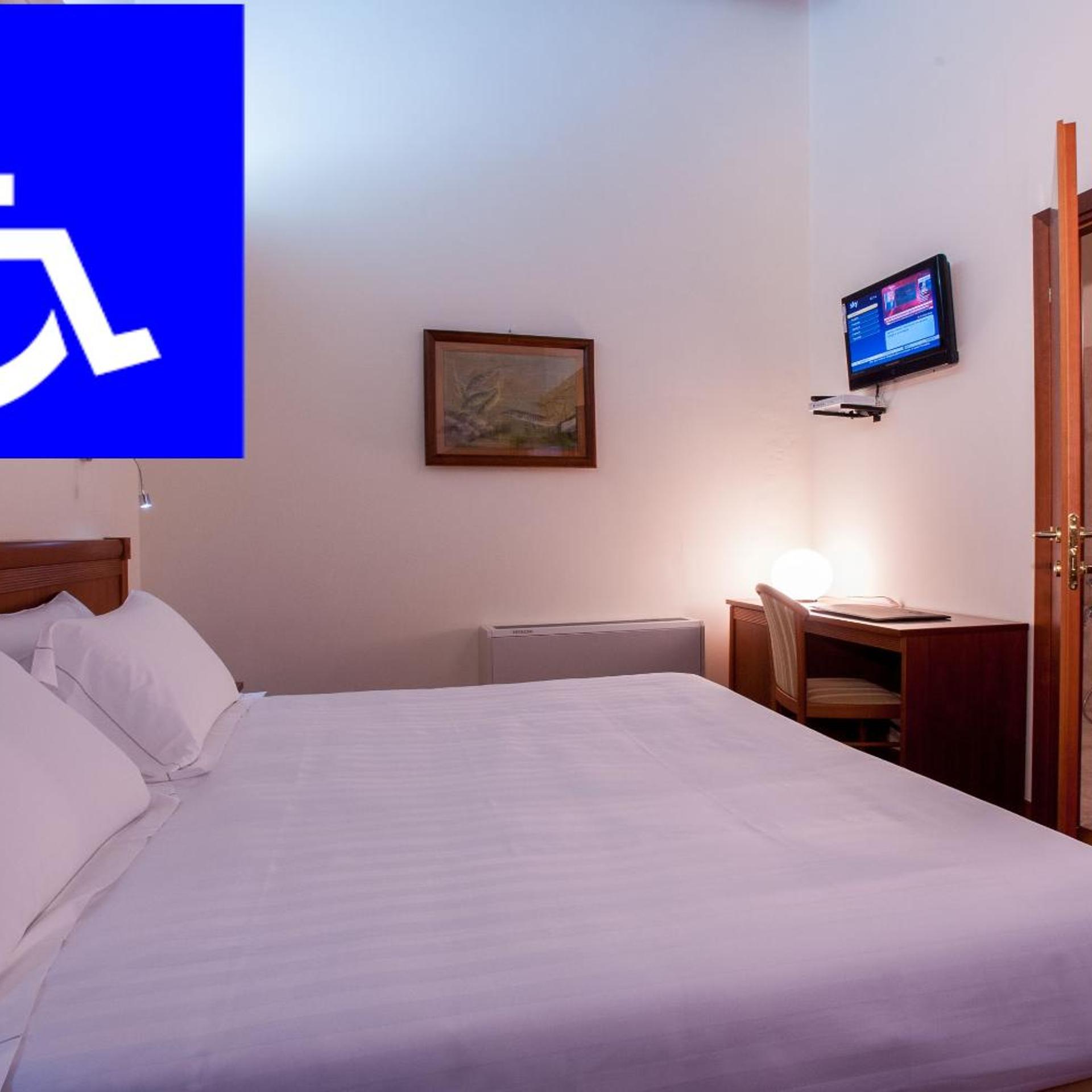 غرفة بسرير مزدوج أو سريرين منفصلين لذوي الإعاقة، Hotel Flora 6/8