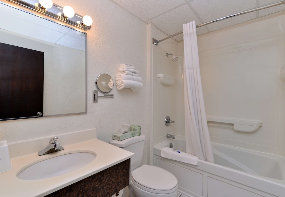Americas Best Value Inn New Paltz 18/36