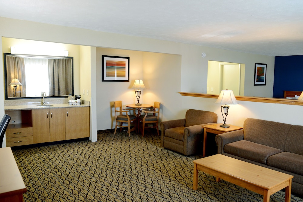 Baymont by Wyndham St. Ignace Lakefront 32/54