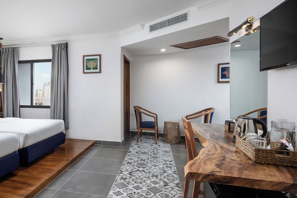 Deluxe, Queen Bed, City View, Pacific Hotel 7/10