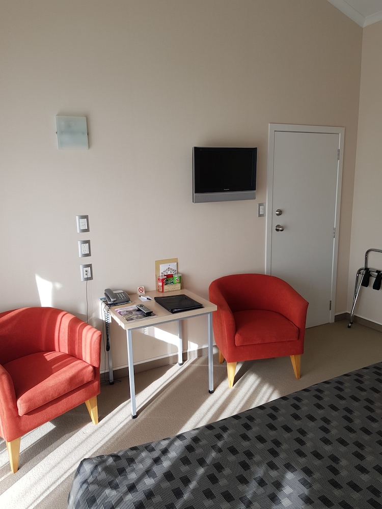 The Avenue Hotel 43/51
