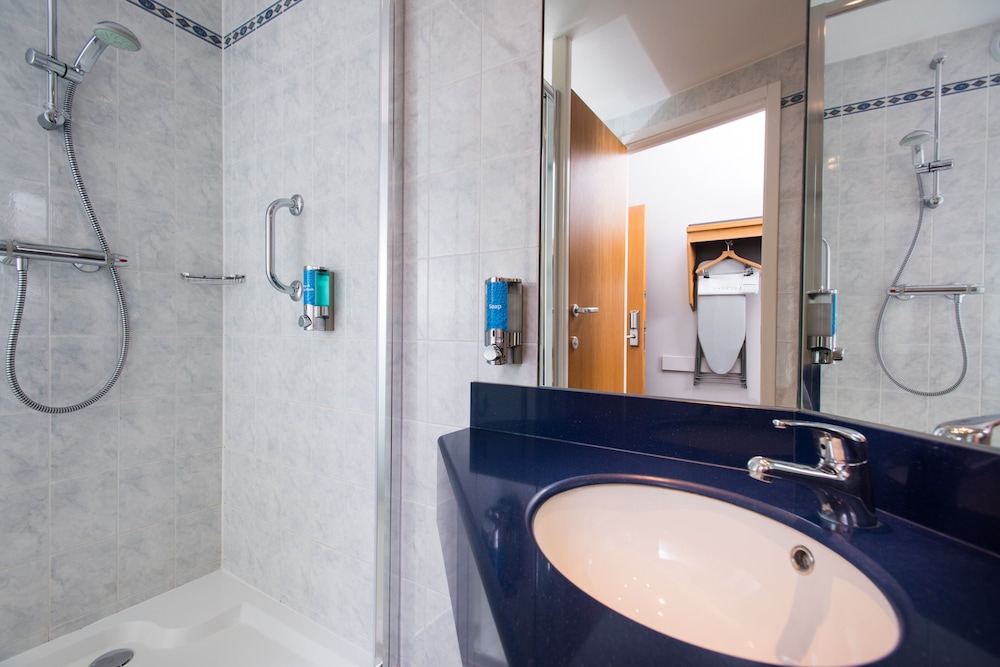 Holiday Inn Express Manchester East 11/44