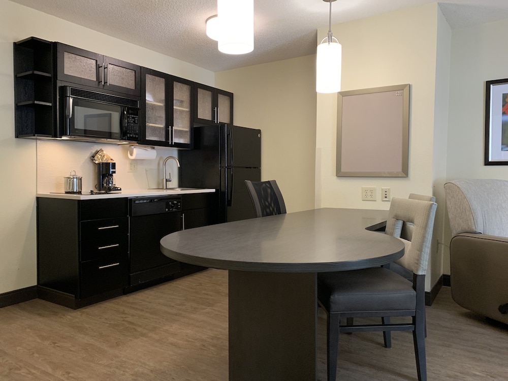 CANDLEWOOD SUITES RALEIGH CRABTREE 50/57