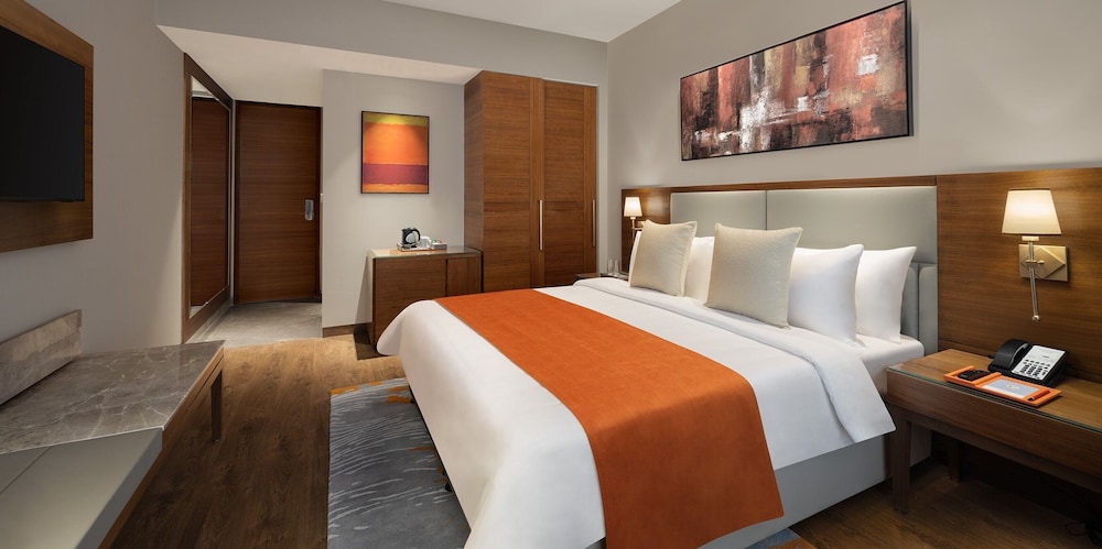 DELUXE, KING BED