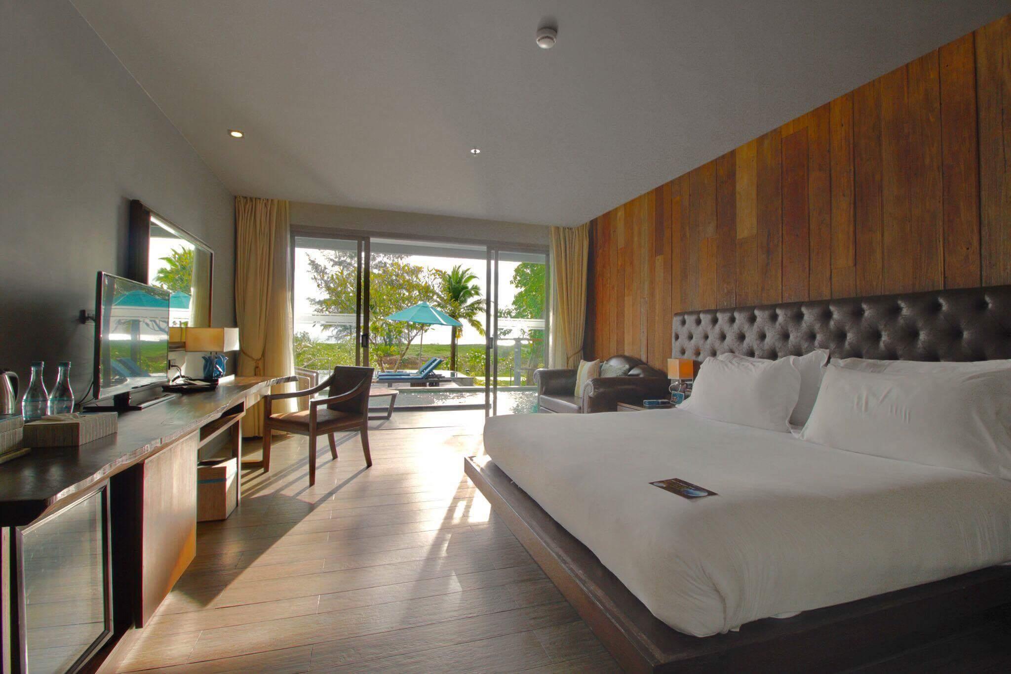 Room, King Bed, Pool Access