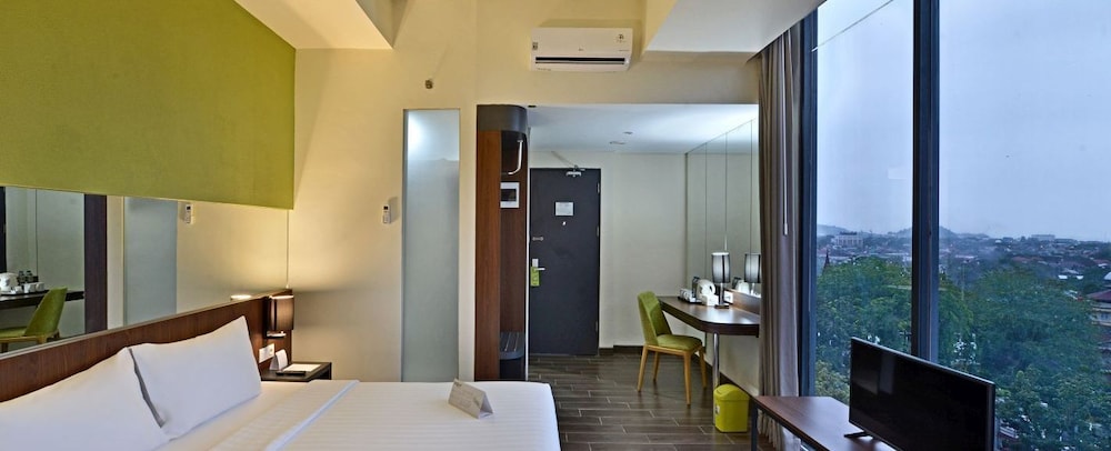 Whiz Prime Hotel Khatib Sulaiman Padang 18/18