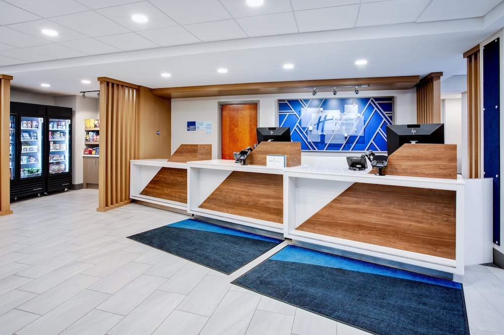 Holiday Inn Express & Suites Belleville (Airport Area) 6/50