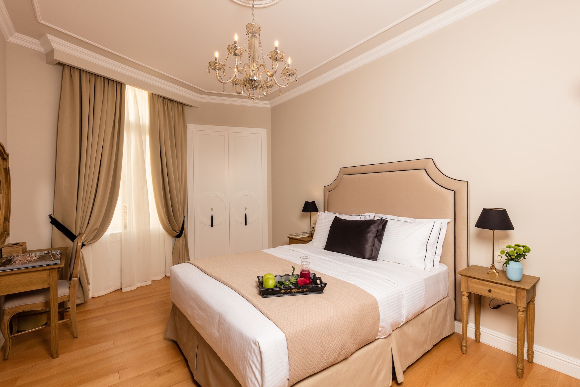 Classic, Queen Bed