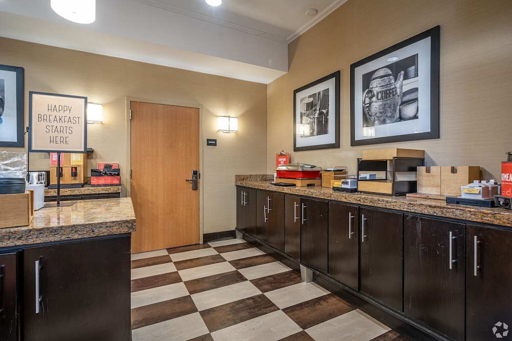 Hampton Inn Houston-Brookhollow 53/59