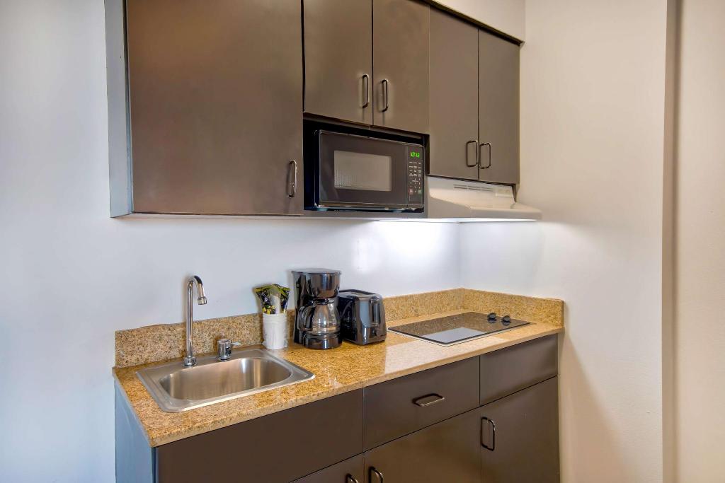 2 Full Beds - Non-Smoking, Kitchen، OYO 1001536 Studio6 Bakersfield, CA 6/6