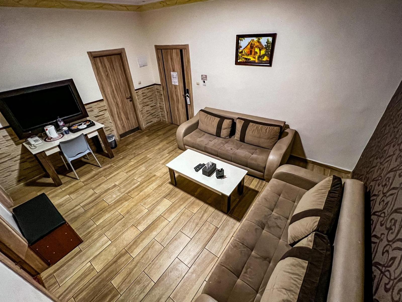 Balcony Hotel and Suites 32/49