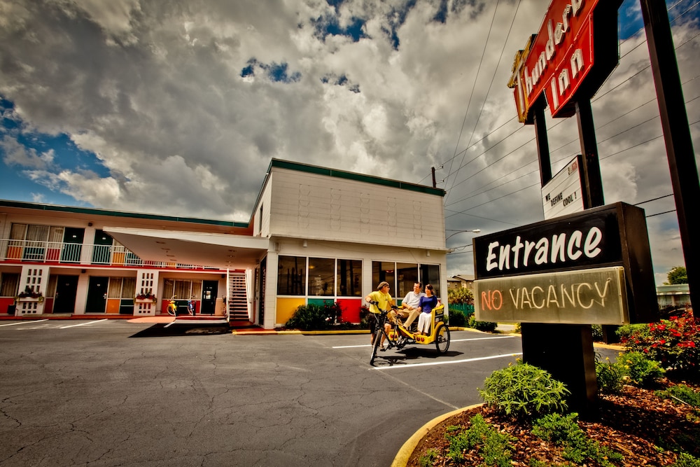 Thunderbird Inn 1/56