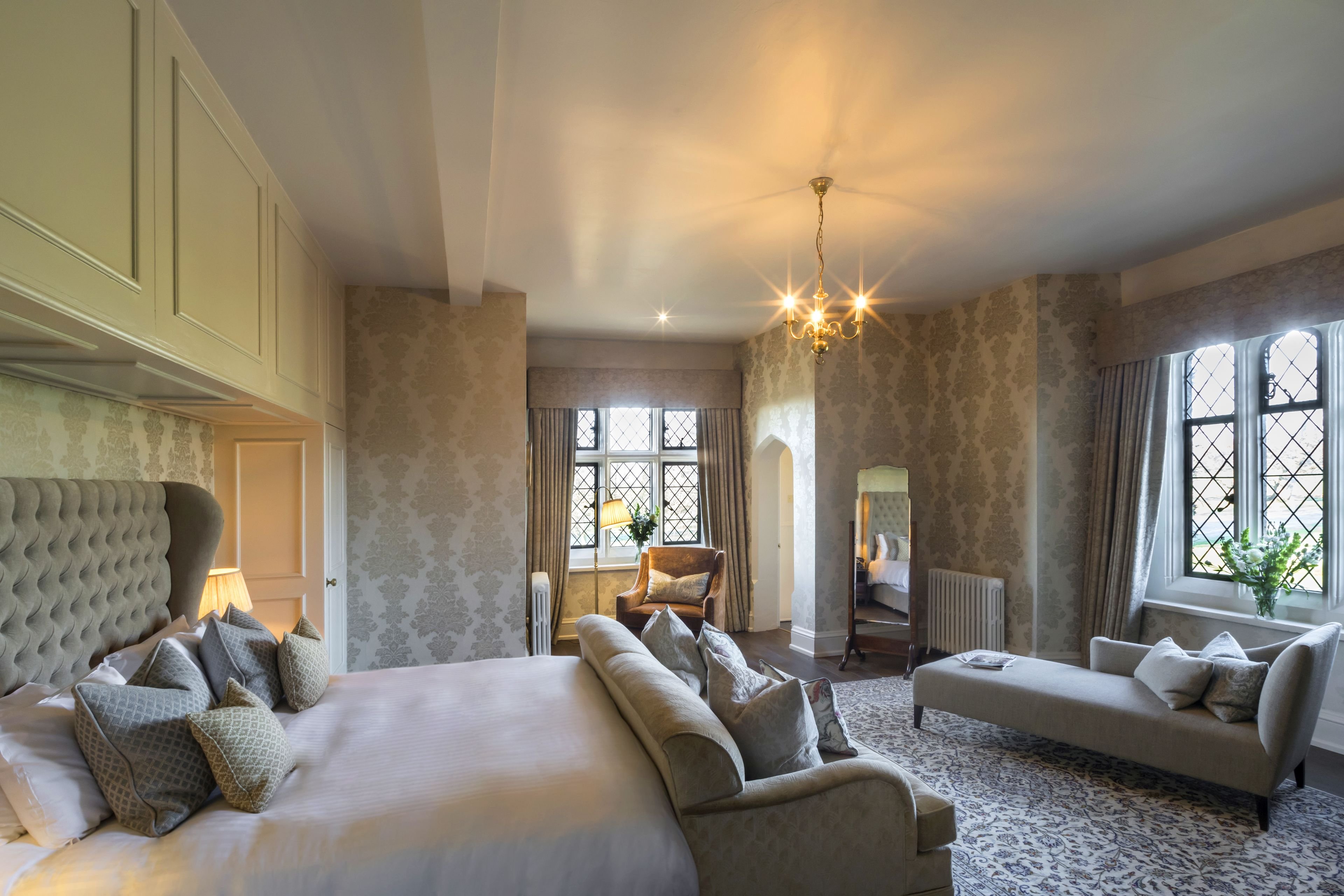 Manor, Luxury