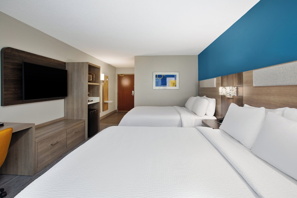 غرفة قياسية بسريرين كوين، Holiday Inn Express Hotel Suites Grand Rapids North 2/6