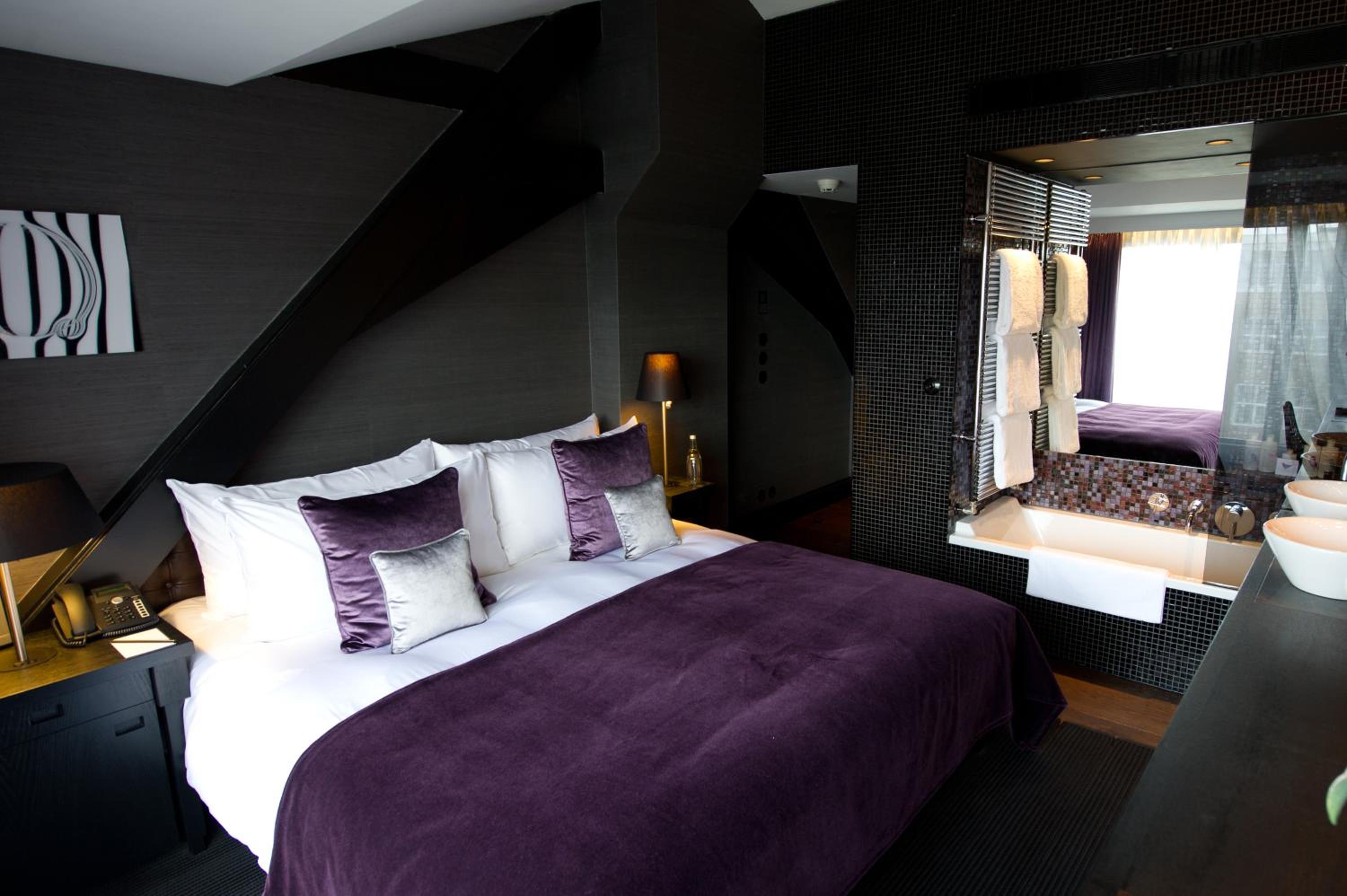 ROOM, DOUBLE BED