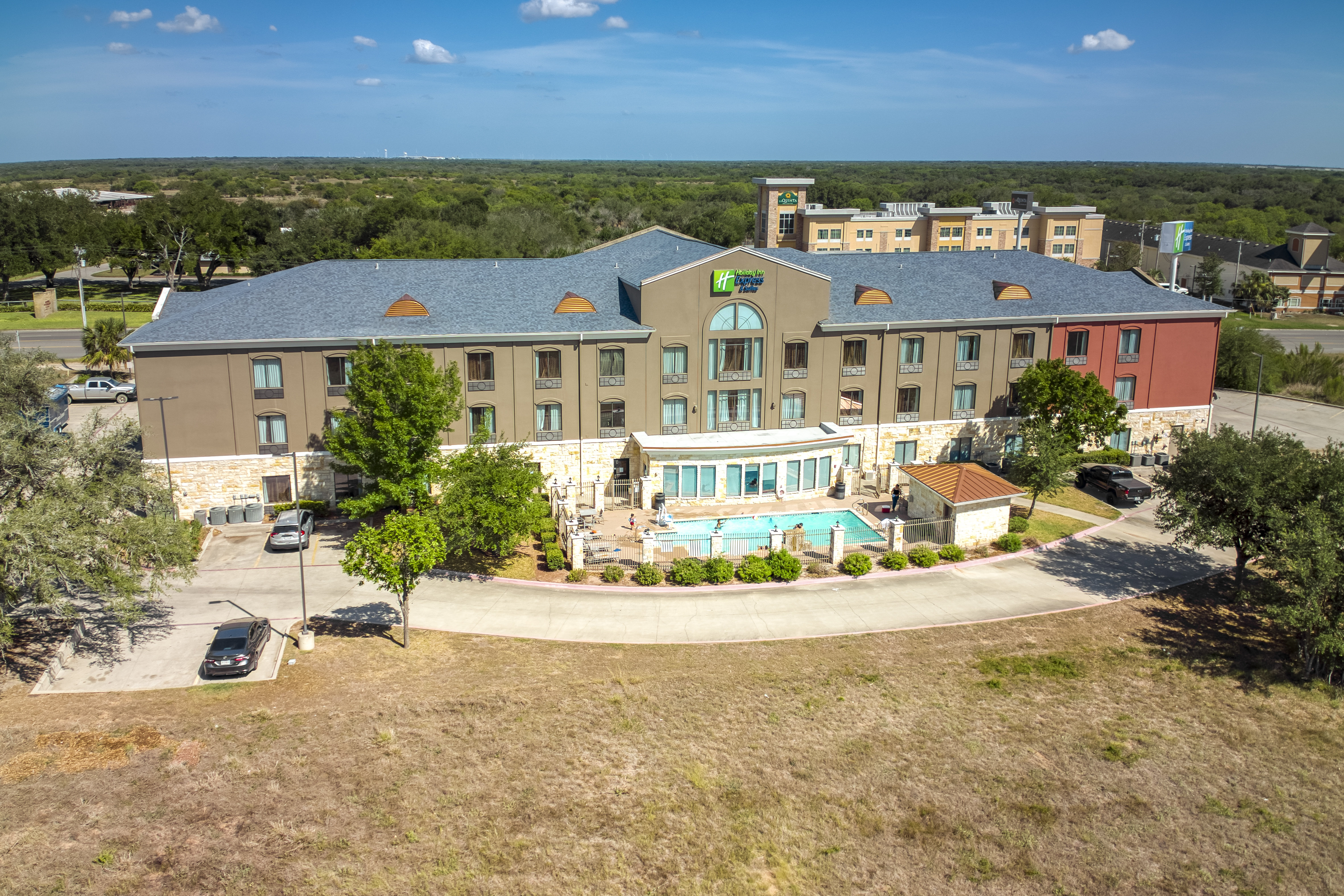 Holiday Inn Express Suites Beeville 6/76