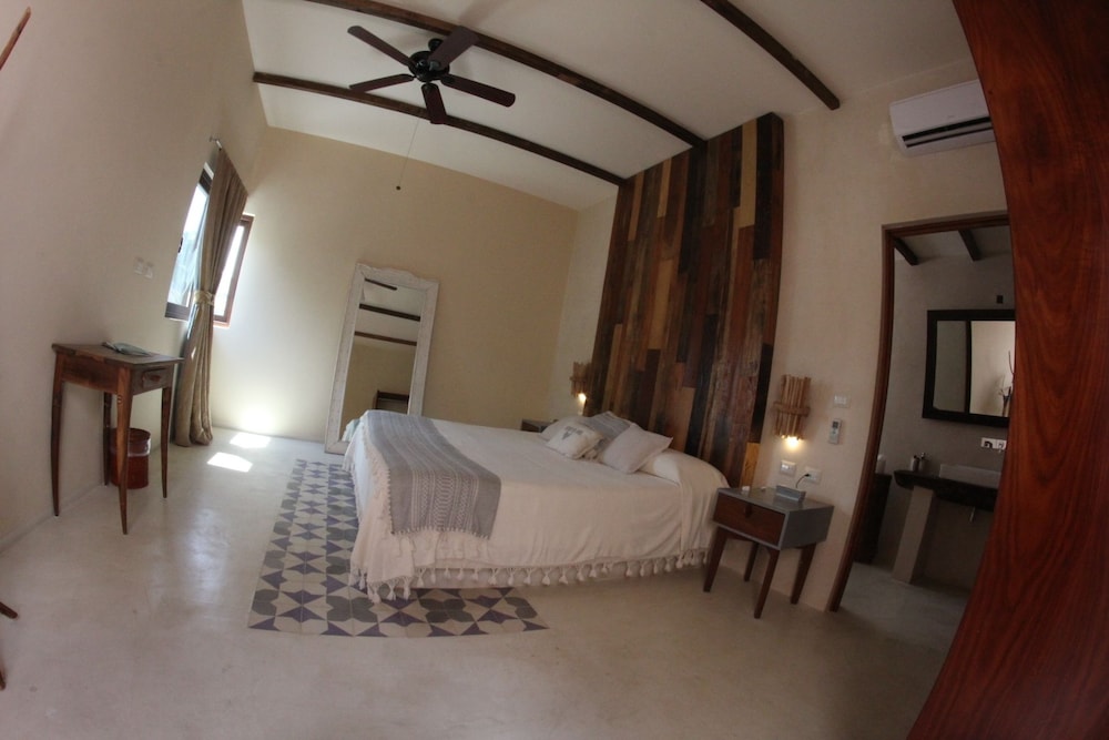 ROOM, JUNGLE VIEW