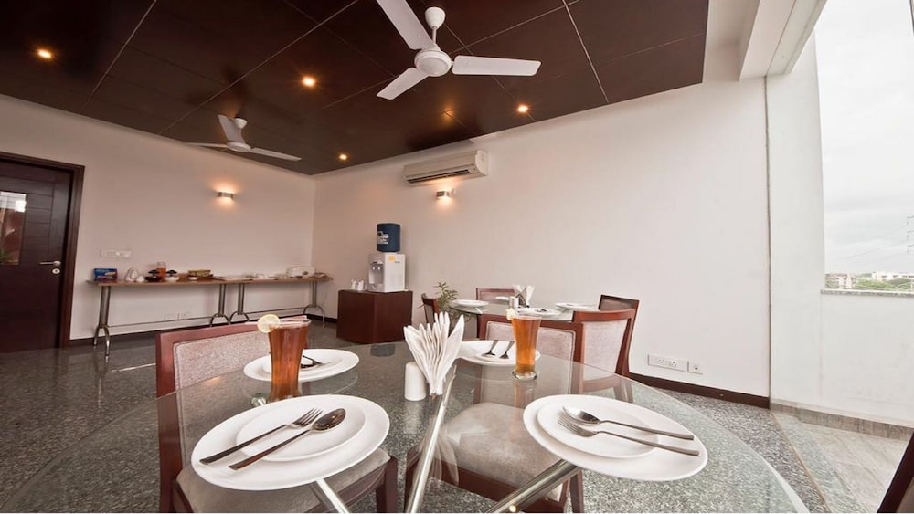 Stately Suites, Golf Course Road 54/58