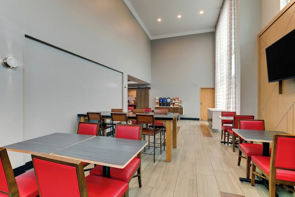 Holiday Inn Express Hotel Suites Richmond 53/67