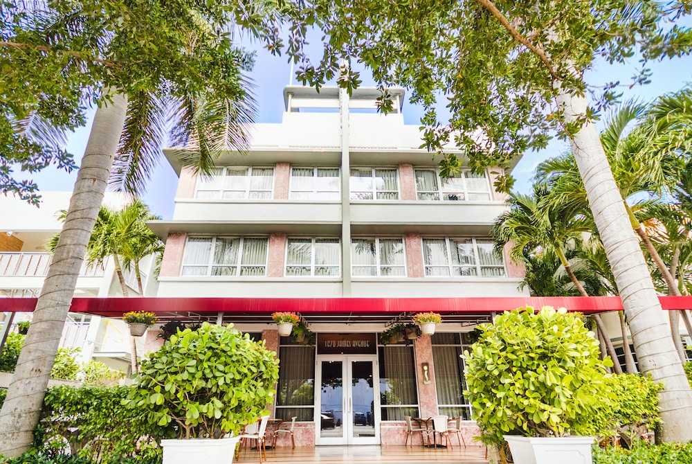 CREST Hotel & Suites photo1
