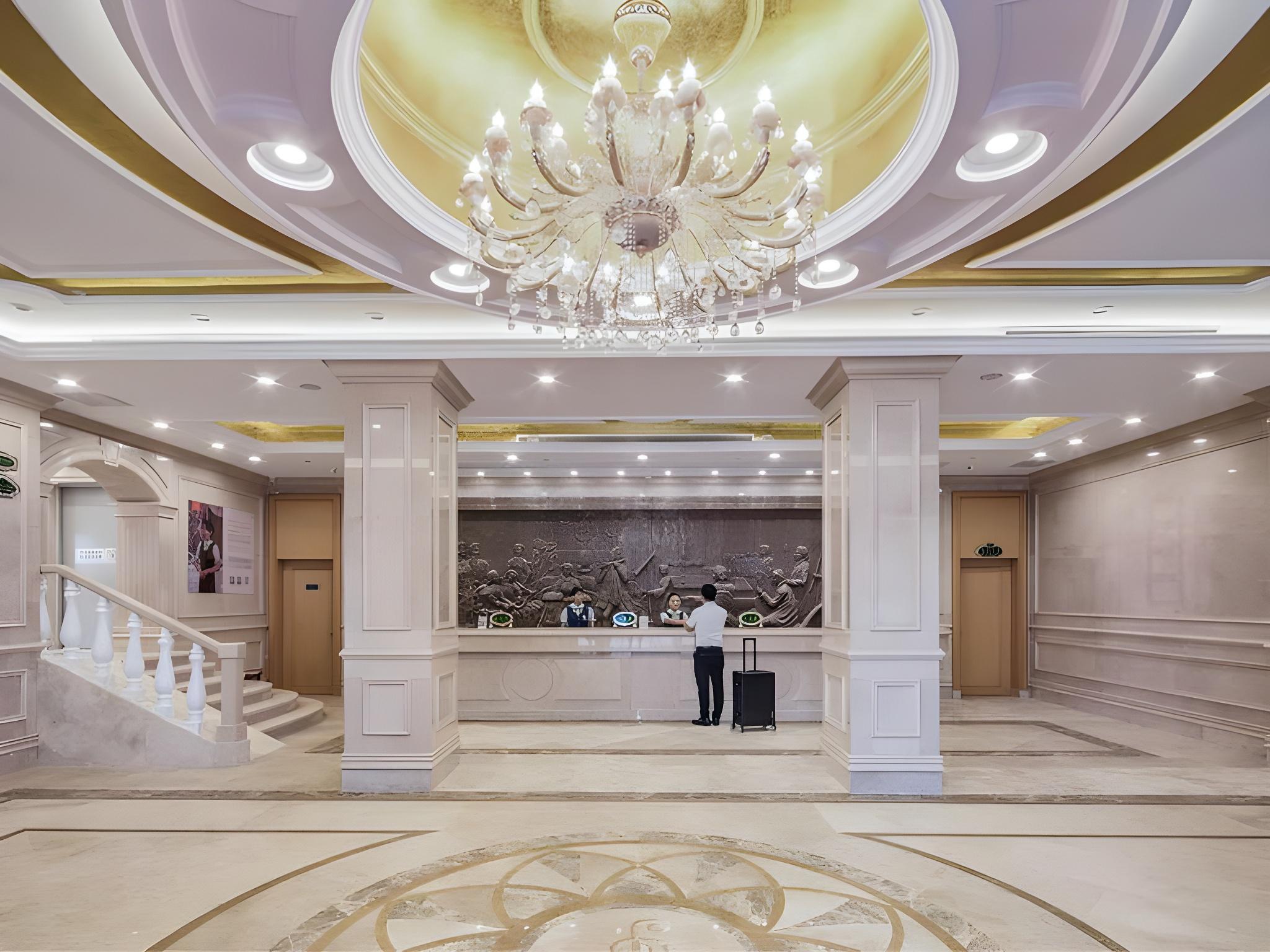 Vienna Hotel(Guangzhou North Railway Station Huaguoshan Subway Station Store) 8/45